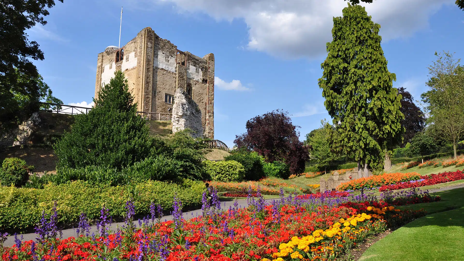 Castle-Grounds-with-the-floral-valley_2014
