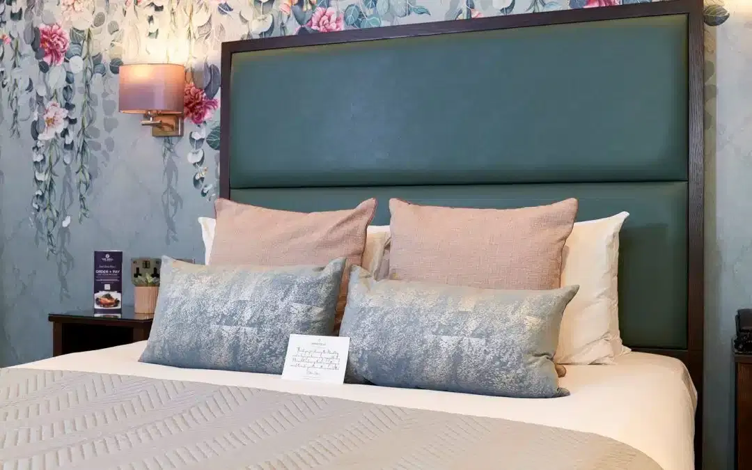 Mandolay-hotel-Deluxe-Double-Bedroom